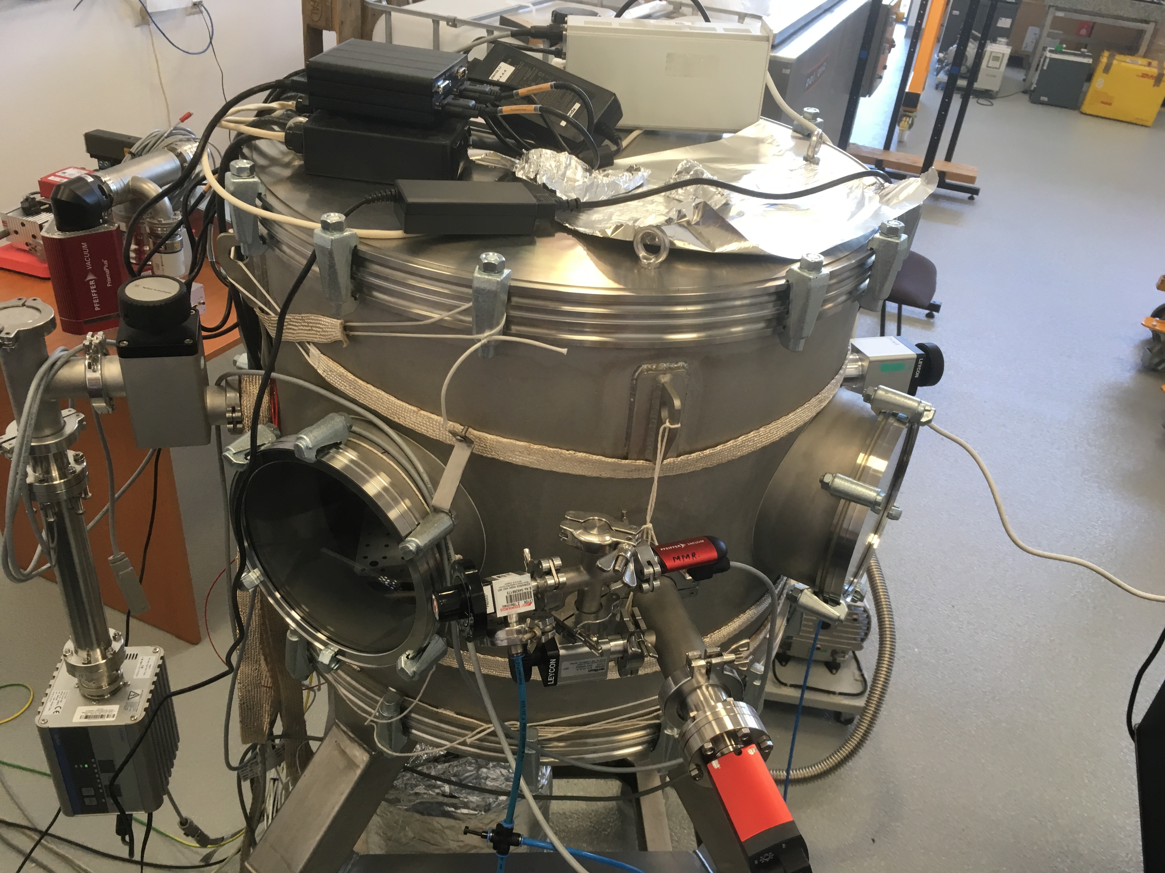 Vacuum chamber for testing experimental setups, in the ELI-NP vacuum laboratory